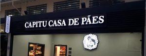 Fachada com Letras Caixa - Capitu Casa de Paes