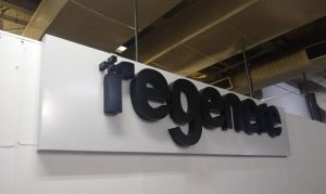 Fachada com Letras Caixa em Chapa Galvanizada - Loja Regenere